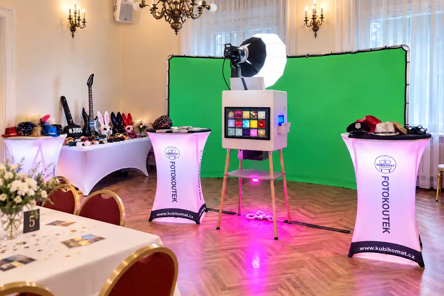 Fotokoutek KUBÍKOMAT s greenscreenem na společenské akci