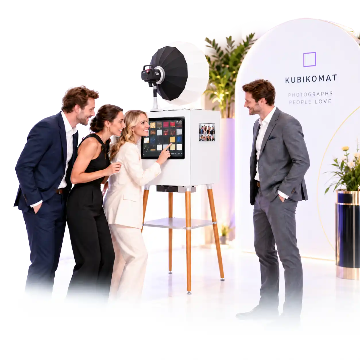 Hosté na elegantní firemní akci s fotokoutkem Kubíkomat